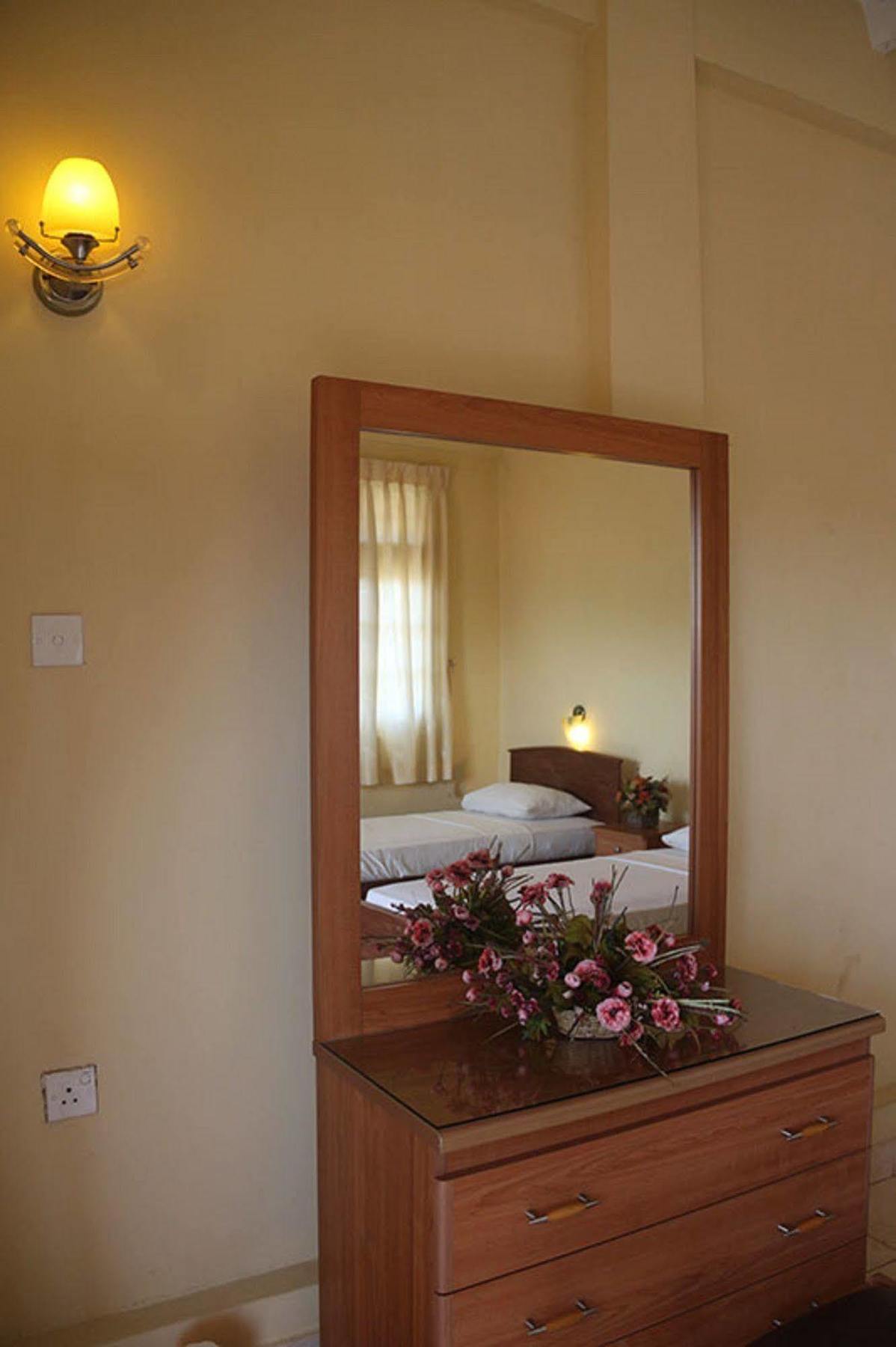Hotel Red Rose Negombo Eksteriør billede